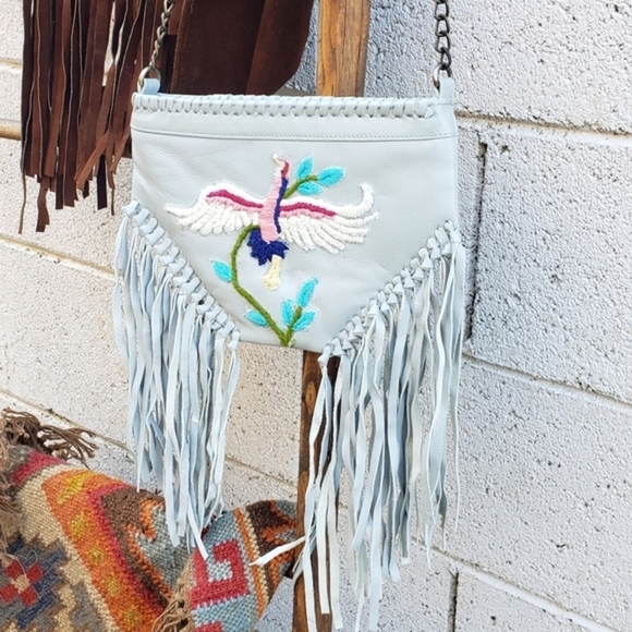 Raj Bag‎ Embroidered Chain

V Messenger
. - Picture 3 of 13